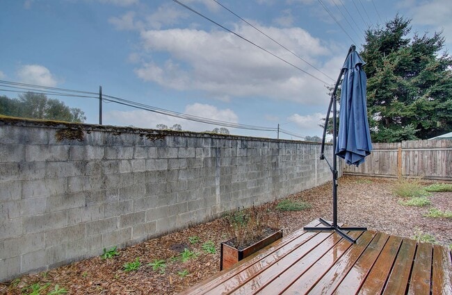 Building Photo - WOODLAND 3 BEDROOM, 3 BATH BEAUTY!