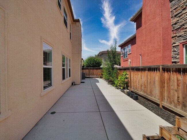 Building Photo - Gorgeous 4 Bed, 3.5 Bath in Brentwood