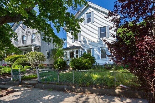 Building Photo - 126 Monument St