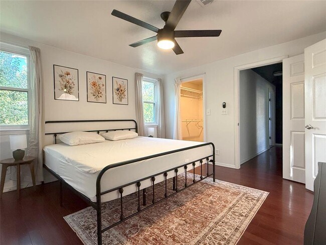 Building Photo - 505 E 4th St