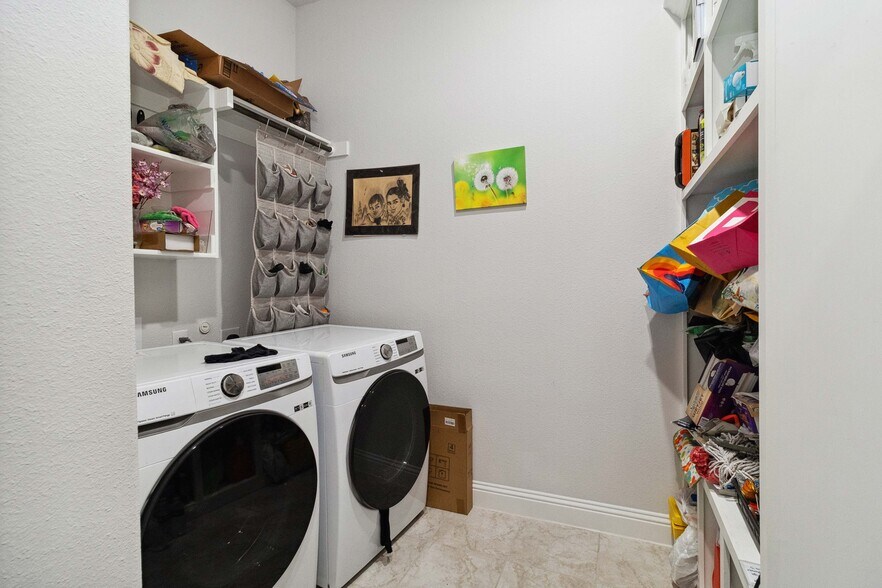 Building Photo - 566 Westwood Way Dr