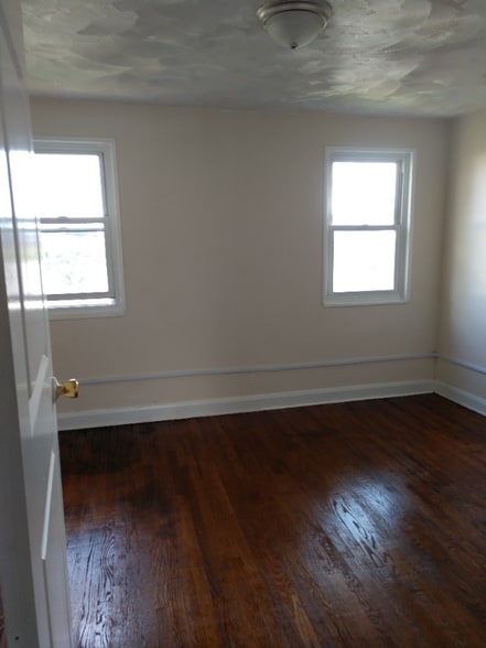 Building Photo - 923 Bonaparte Ave