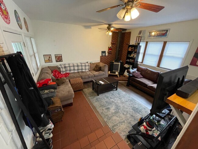 Building Photo - 4BR/2BA House close to Grandview
