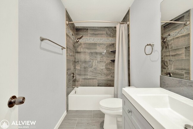 Building Photo - Newly Remodeled 4-Bedroom Gem with Spaciou...