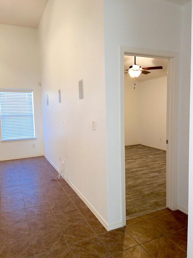 Building Photo - 1470 Senda Del Sol Ln