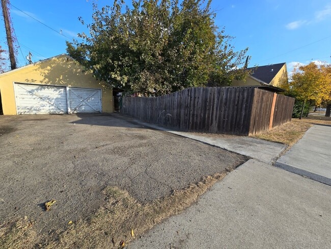 Building Photo - 2 Br 1 Ba ready now