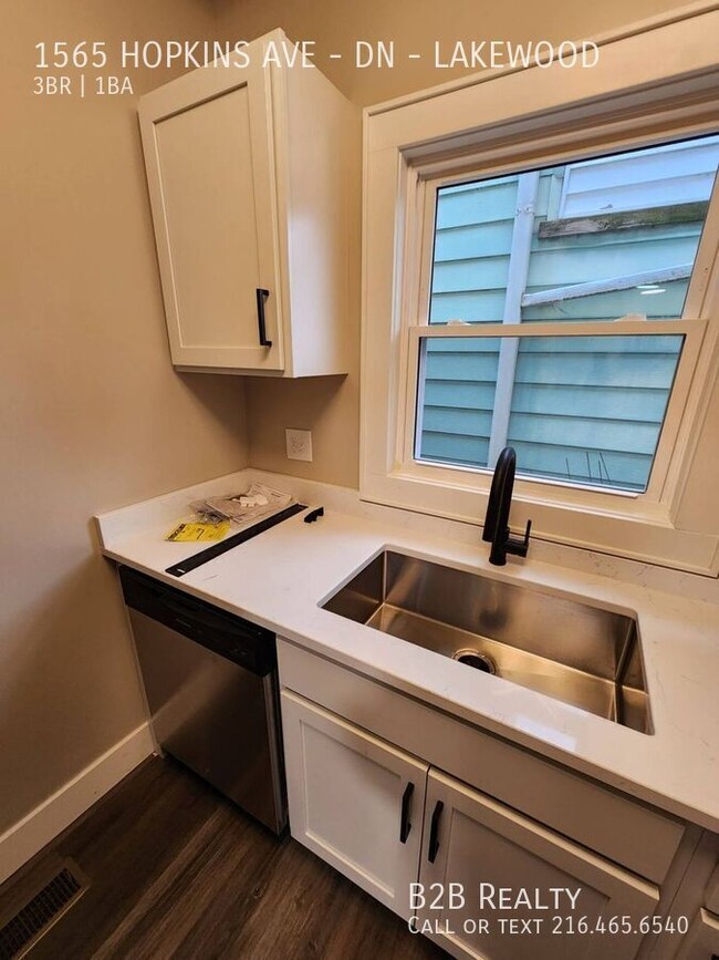 Building Photo - 1565 Hopkins Ave