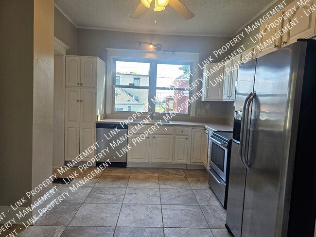 Building Photo - Beautiful & Spacious 4 Bedroom 2 Full Bath...