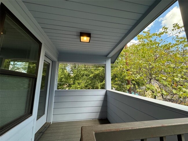 Building Photo - 1208 E 2nd St