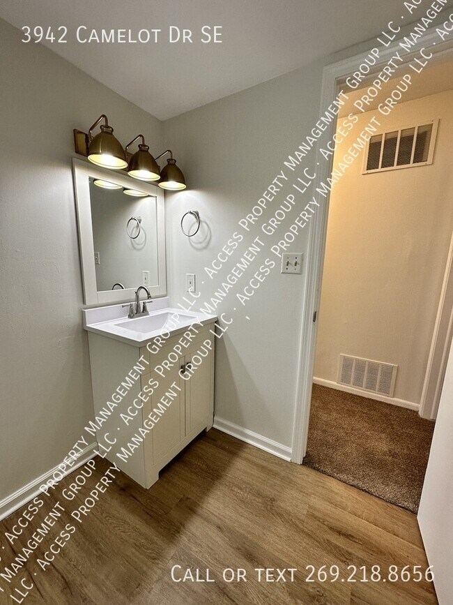 Building Photo - 3942 Camelot Dr SE