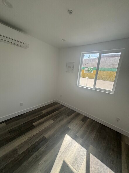 Building Photo - 3006 S Palm Grove Ave