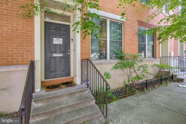 Building Photo - 743 S 13th St