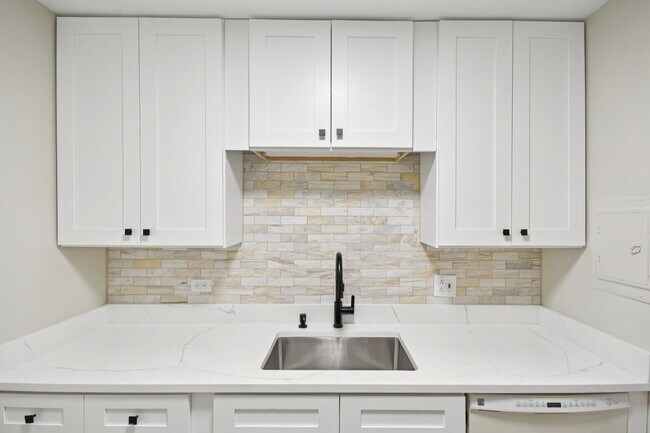 Building Photo - 226 Shorewood Dr