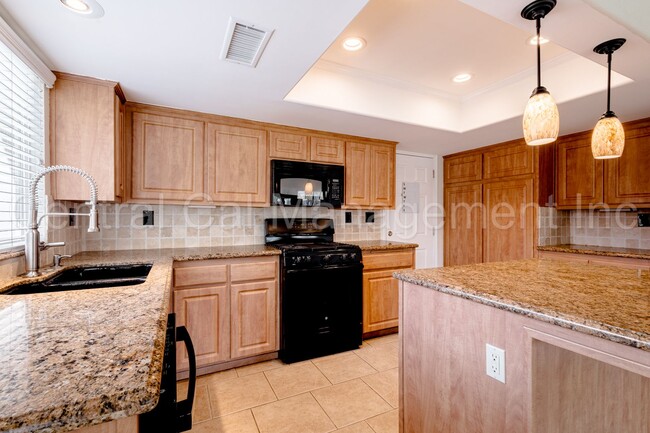 Building Photo - 3 Bedroom/2 Bath Home with Paid Solar and ...