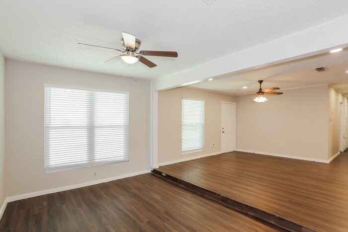 Building Photo - 441 NW Jayellen Ave