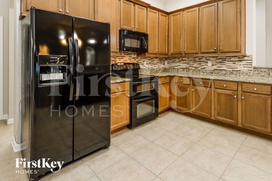 Building Photo - 664 Porta Rosa Circle