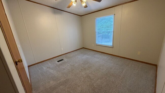 Building Photo - 121 Rainwood Dr