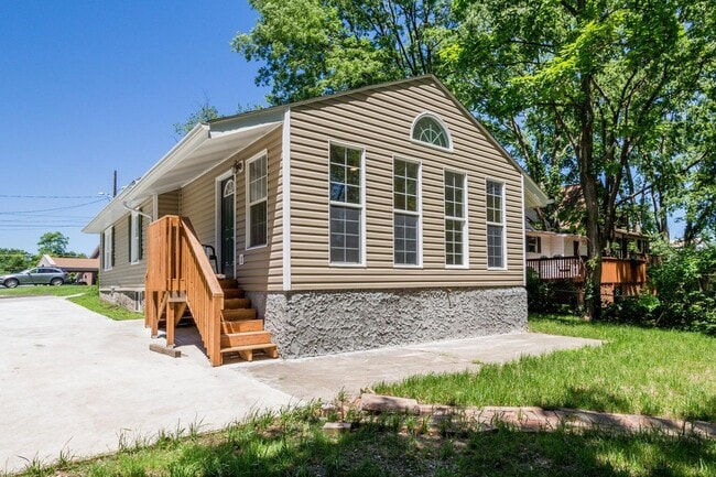 Building Photo - 808 Woodrow St