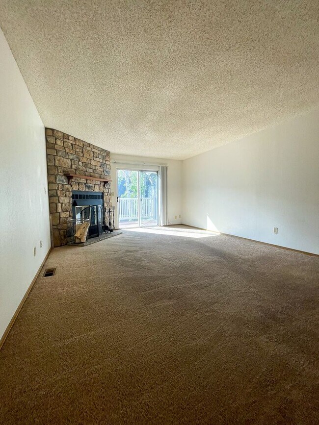 Building Photo - Beautiful 2-Bedroom Townhome in Aurora – A...