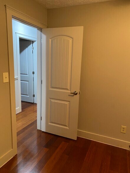Building Photo - 303 Country Club Dr