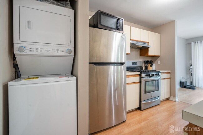 Building Photo - 6142 Cedar Ct