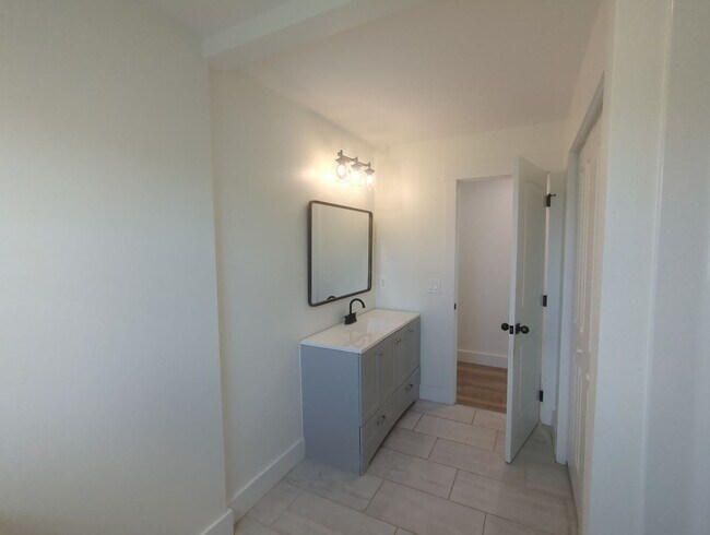 Building Photo - 8134 Holly Crest Dr