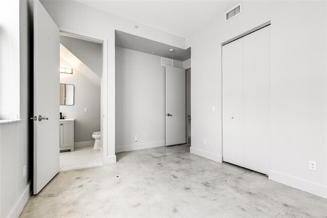 Building Photo - 721 SE 12th Ct