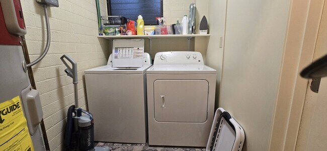 Building Photo - 42 Wainaku St