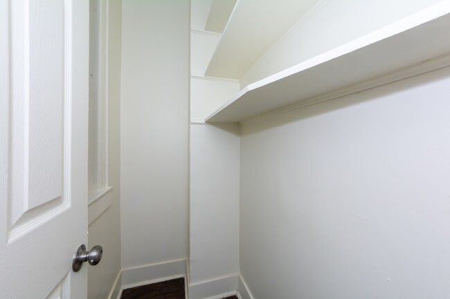 Building Photo - 56 W 76th St