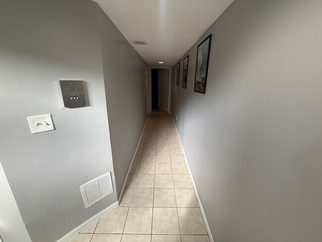 Building Photo - 146 W Fourth St