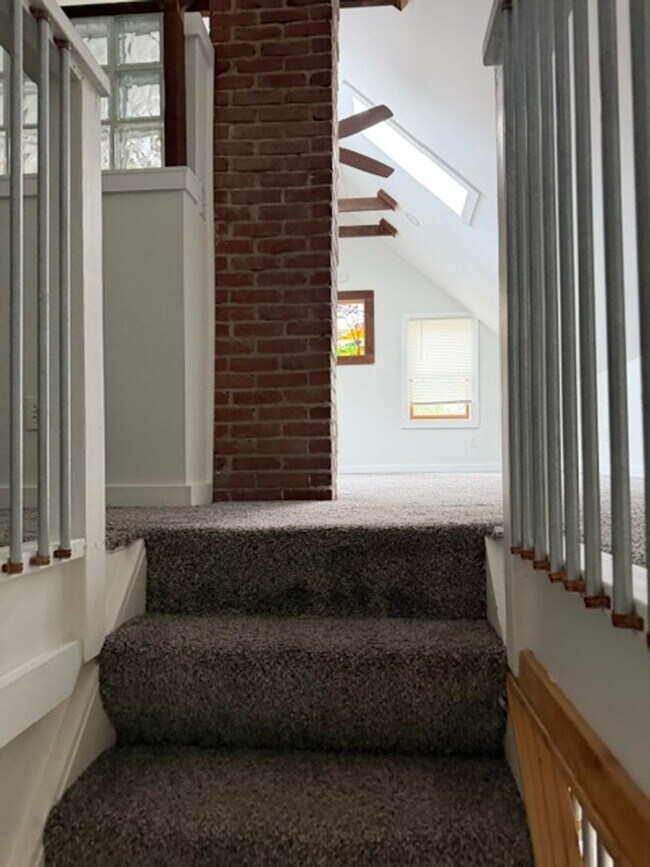 Building Photo - Updated 2-bedroom, 2-story home in the heart of Kansas City!