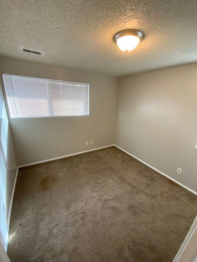 Building Photo - Sumner Townhome Duplex w/ 1 car carpot & N...