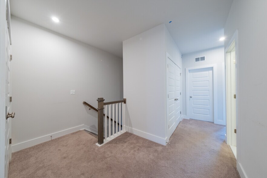 Building Photo - 2707 Acadia Dr