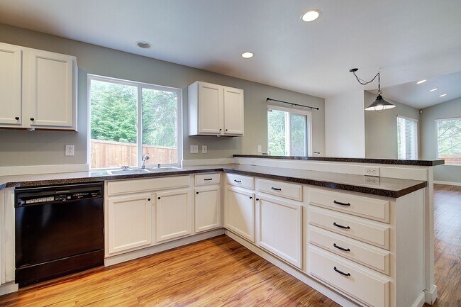 Building Photo - 3Bd/2.5Ba Everett Home