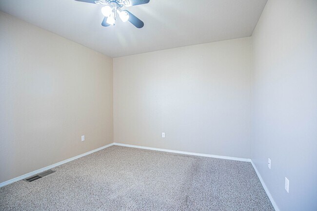 Building Photo - 4 Bedroom 3 bath Beautiful Home