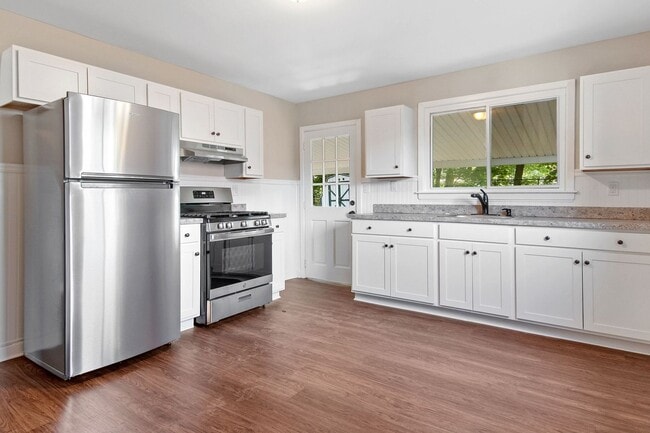 Building Photo - Coming Soon! Charming 3 Bedroom, 1.5 Bath ...