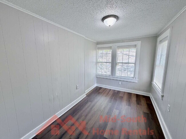 Building Photo - 1561 Foster Ave