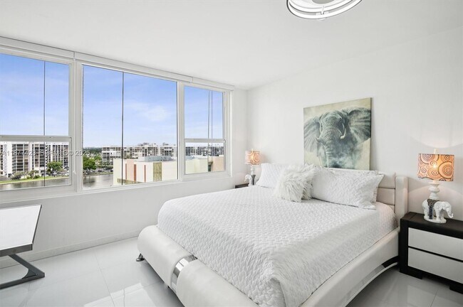 Building Photo - 3505 S Ocean Dr