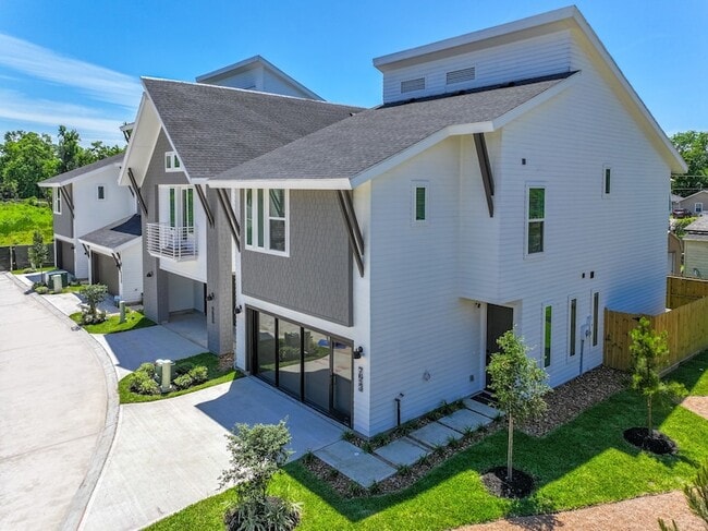 Building Photo - 7613 Victory Reserve St