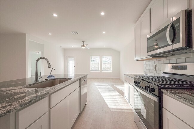 Building Photo - 4906 Edgewood Dr