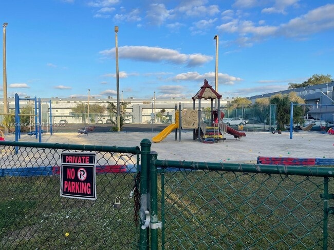 Building Photo - 9375 Fontainebleau Blvd