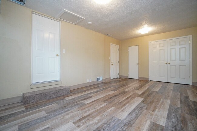 Building Photo - 1517 Chrisway Dr