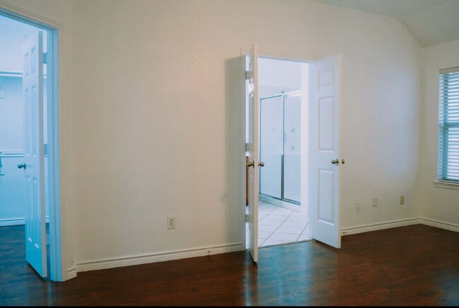 Building Photo - 614 Valencia Dr