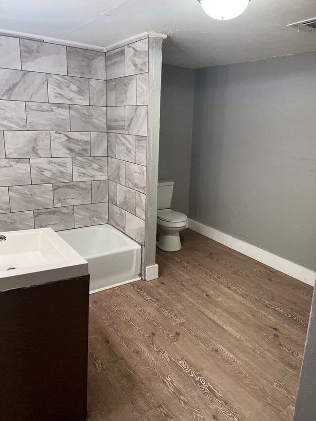 Building Photo - Large 4 Bedrooms 2 Bathrooms