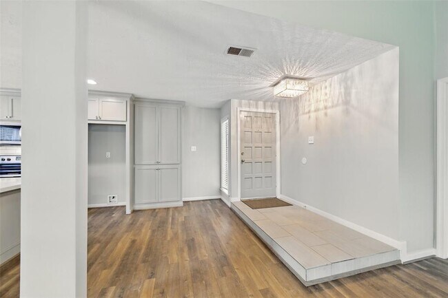 Building Photo - 4511 Ravine Dr