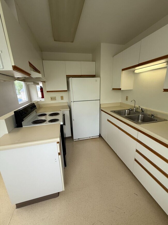 Building Photo - 2 BD, 1 BA Apartment Nestled Back on a Culd-de-Sac