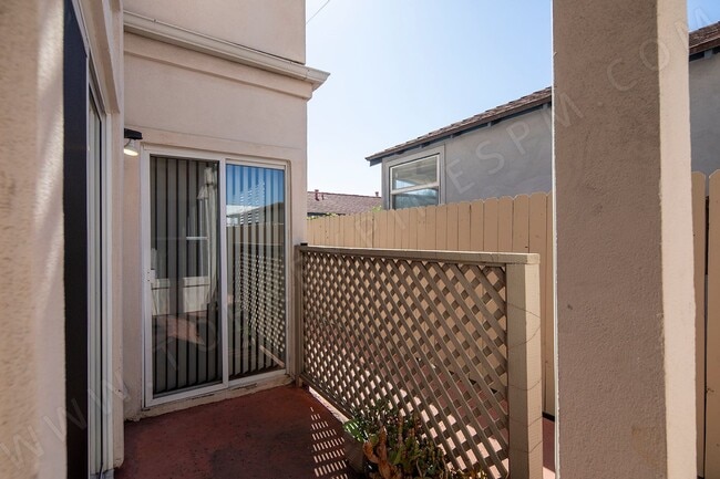 Building Photo - *OPEN HOUSE: 11/29 11:30am-12:30pm* 3BR Townhouse in Pacific Beach + W/D
