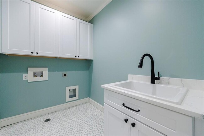 Building Photo - 2717 Skyland Dr NE