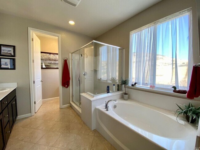 Building Photo - Living in Luxury in a Peaceful Setting