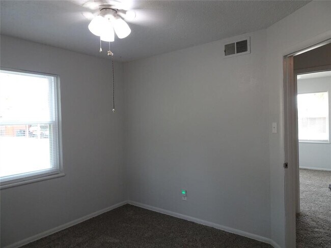 Building Photo - 2305 Maple Dr